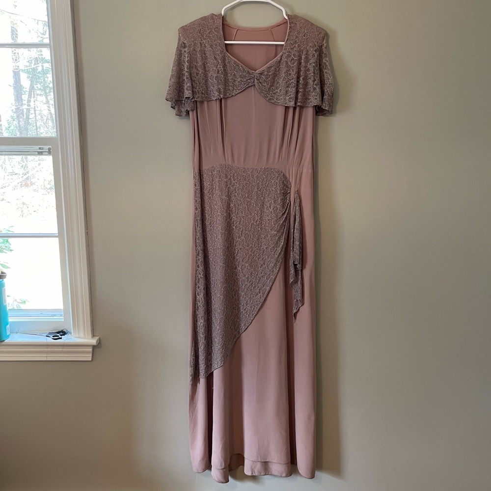 Large 1940s Lilac evening dress w/lace. Fits like an 8-10. Not a reproduction.